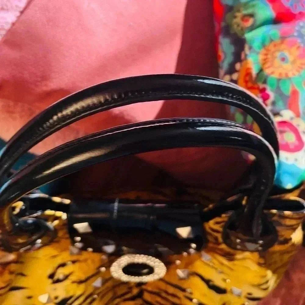 CHARM AND LUCK HANDBAG  GENUINE PATENT LEATHER, PINK SATIN INTERIOR. - Picture 7 of 13